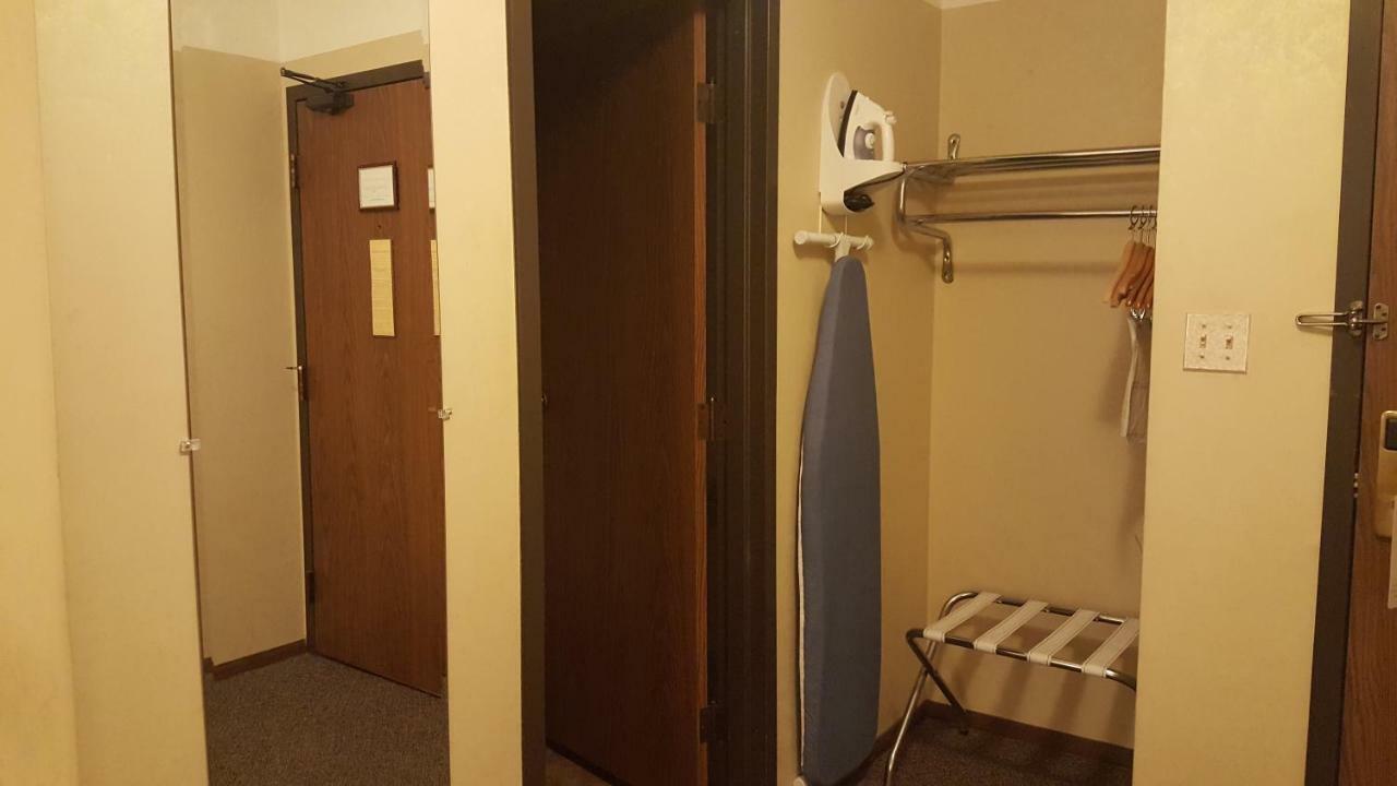 Americas Best Value Inn Chippewa Falls Exterior photo
