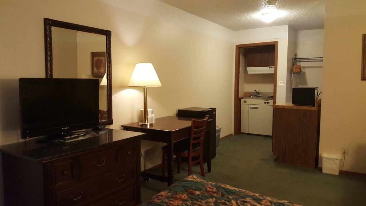 Americas Best Value Inn Chippewa Falls Exterior photo