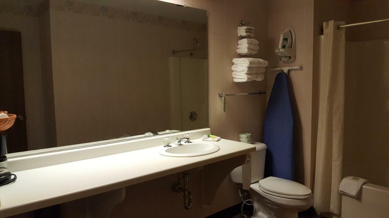 Americas Best Value Inn Chippewa Falls Exterior photo